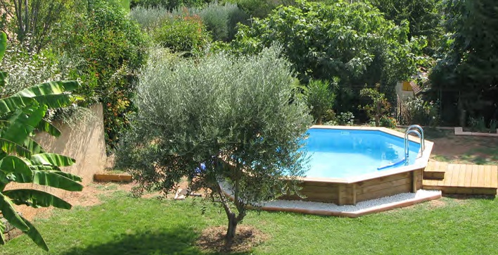 Plan à trois près de la piscine Plan à trois près de la piscine